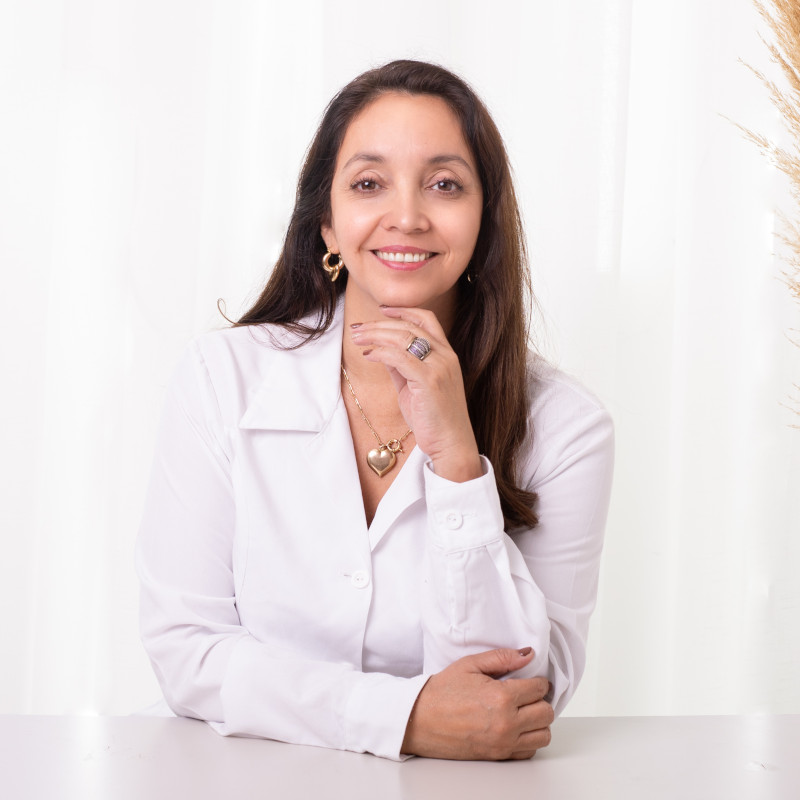 Ps. Alejandra Riquelme en su consulta